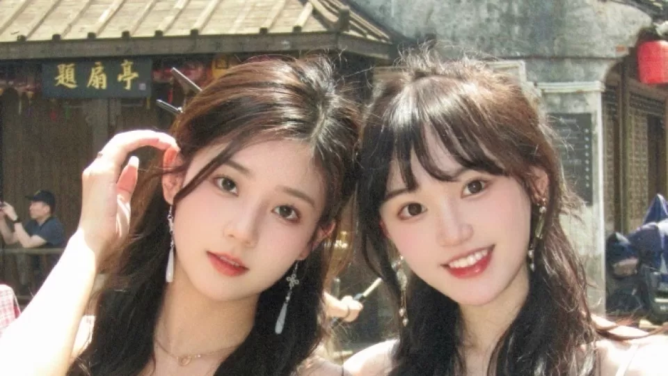 51吃瓜投稿与欧美中文字幕视频：原创《这把扇子不必修成新的》播放预览封面